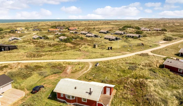 Lovely holiday home with a large terrace and outdoor hot tub, 500 meters from.