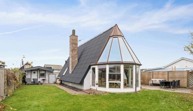 Lovely holiday home with sea view