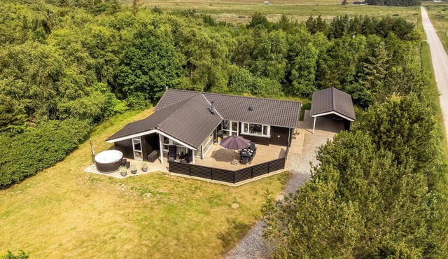 Lovely holiday home with wilderness bath and space for 8 people.