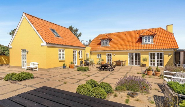 Lovely holiday home with outdoor hot tub and outdoor sauna, centrally located.