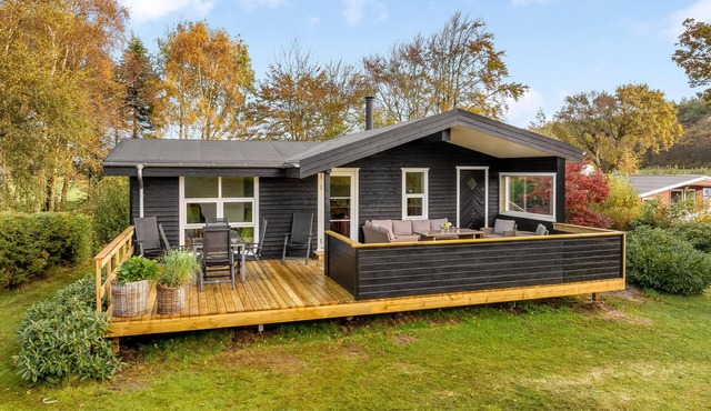 Lovely holiday home with modern facilities, close to the water.