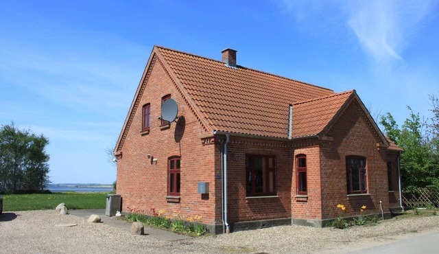 Lovely holiday home with private beach. Free wi-fi