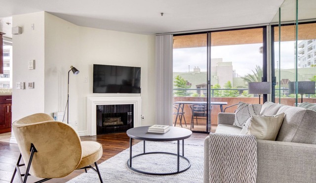 Lovely Hollywood 1BR w/Pool, walk to metro, restaurants, by Blueground