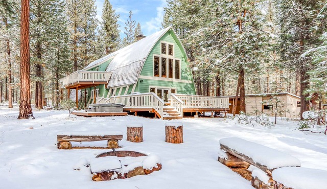 Lovely home by waterfalls with firepit, hot tub & washer&dryer - dog-friendly