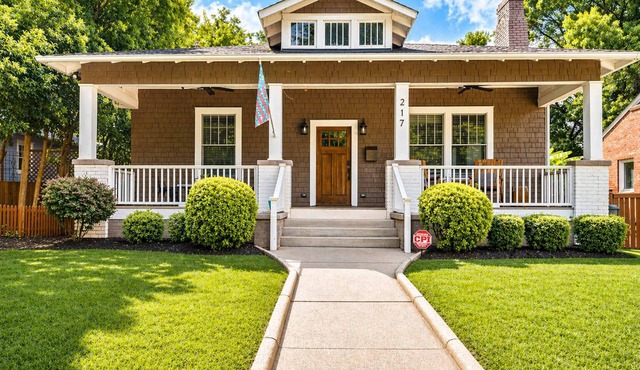 Lovely Home & Guest Suite. Walk to City & Stadium.