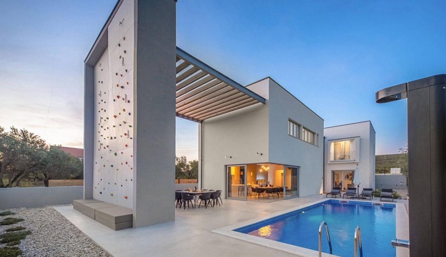 Lovely home in Sveti Filip i Jakov