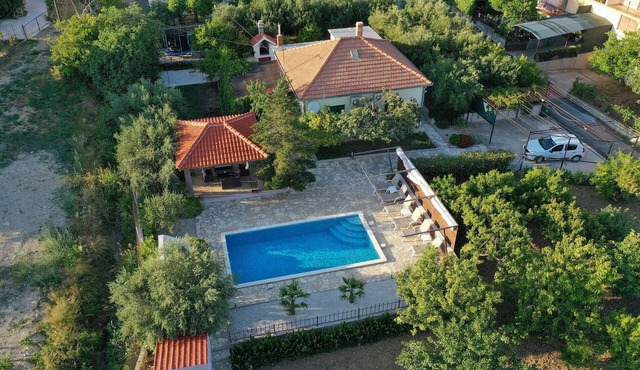 Lovely home in Kastel Kambelovac
