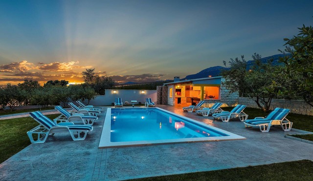 Lovely home in Kastel Kambelovac