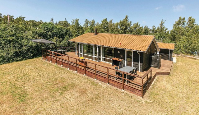 Lovely home in Aakirkeby with WiFi