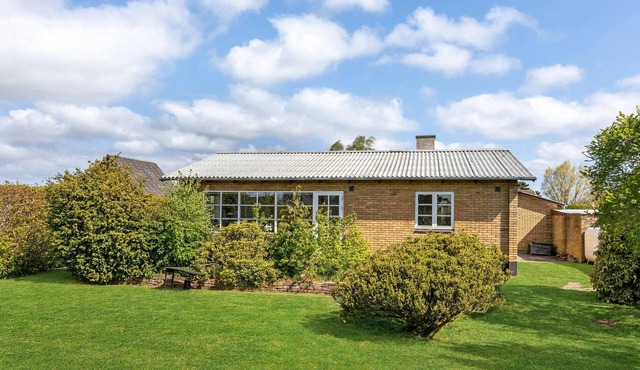 Lovely home in Aakirkeby with WiFi