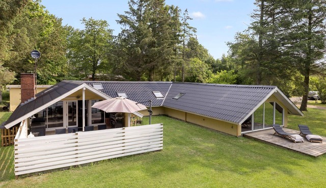 Lovely home in Aakirkeby with kitchen