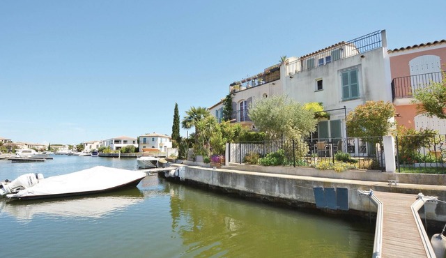 Lovely home in Aigues-Mortes with WiFi