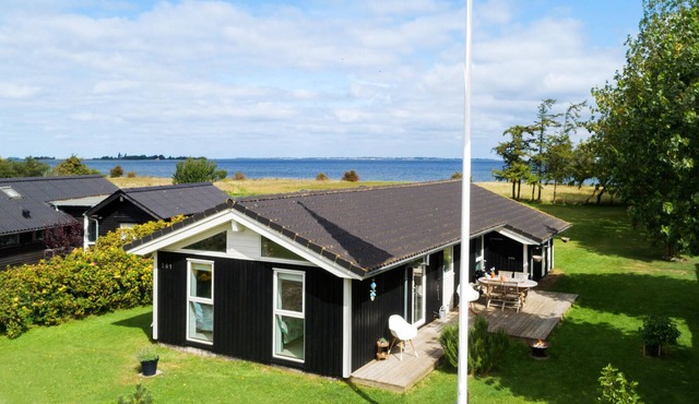 Lovely home in Askø with WiFi