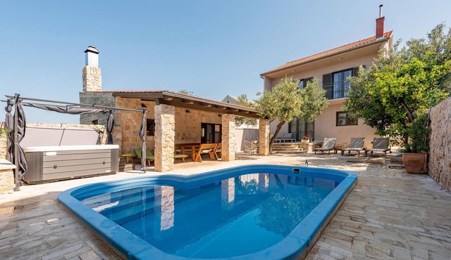 Lovely home in Betina