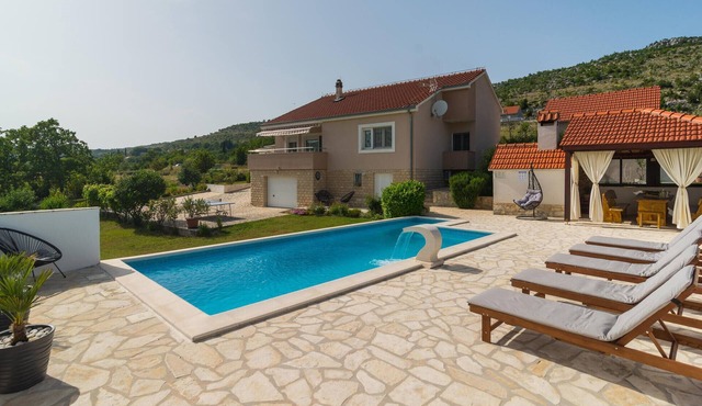 Lovely home in Brstanovo
