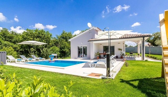 Lovely home in Cetinici