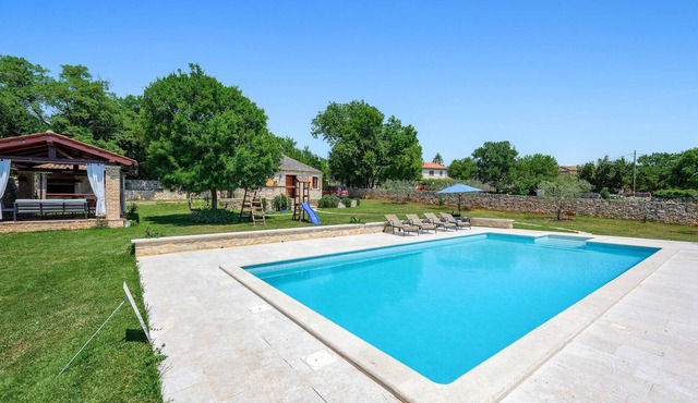Lovely home in Cukrici with WiFi