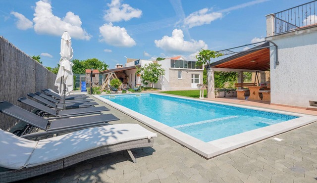 Lovely home in Donji Prolozac