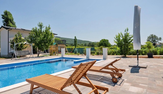 Lovely home in Donji Prolozac