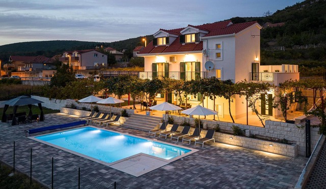Lovely home in Dicmo Prisoje