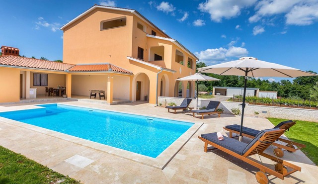 Lovely home in Divsici