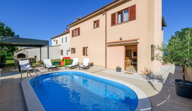 Lovely home in Dobrani