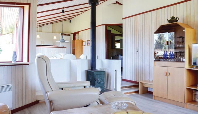 Lovely home in Dronningmølle with WiFi