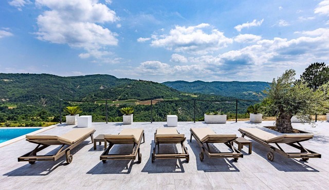 Lovely home in Draguc