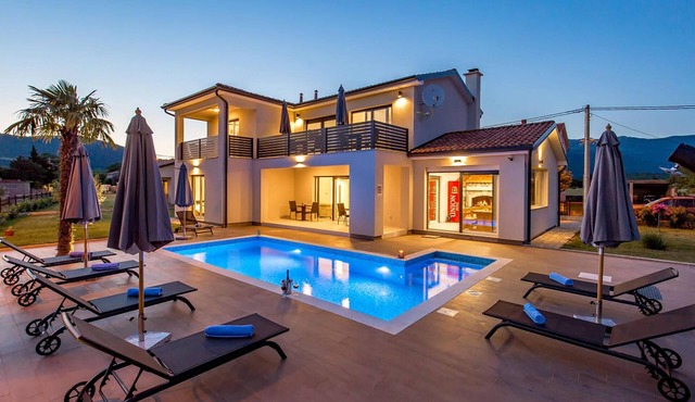 Lovely home in Drazice
