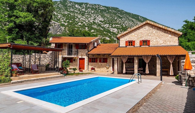 Lovely home in Drivenik