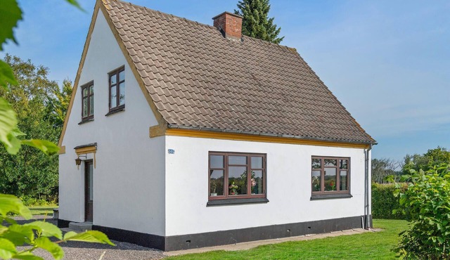 Lovely home in Dronninglund with WiFi