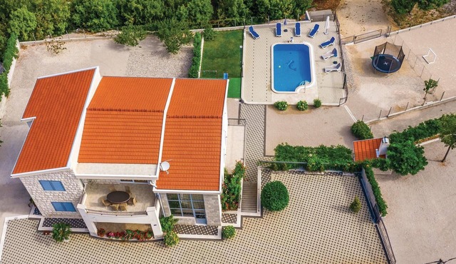 Lovely home in Duge Njive
