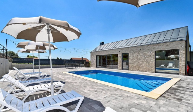 Lovely home in Dugo Selo with sauna