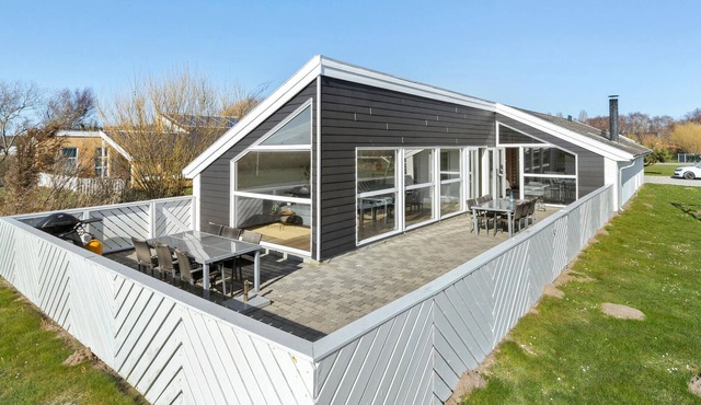 Lovely home in Ebeltoft with sauna