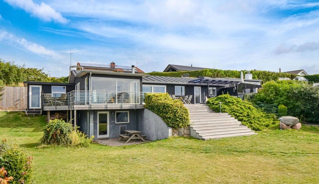 Lovely home in Ebeltoft with house sea view