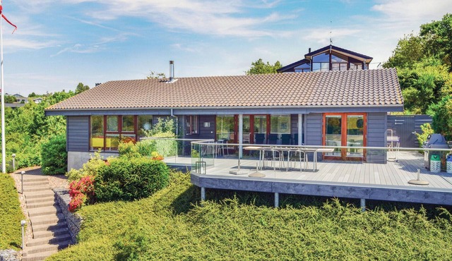 Lovely home in Ebeltoft with WiFi