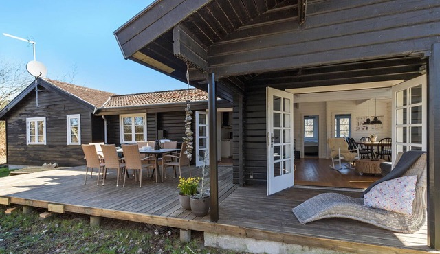 Lovely home in Ebeltoft with WiFi