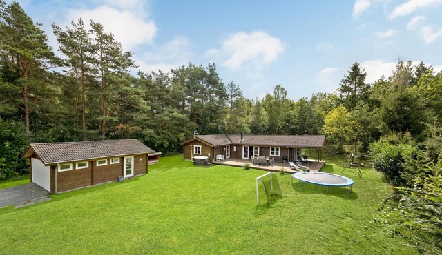 Lovely home in Ebeltoft with WiFi