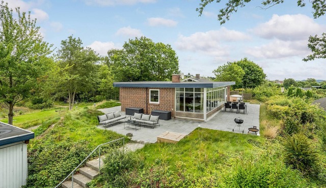 Lovely home in Ebeltoft with WiFi