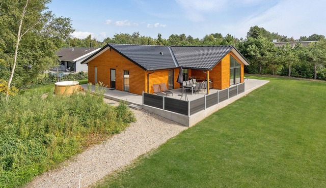 Lovely home in Ebeltoft with WiFi