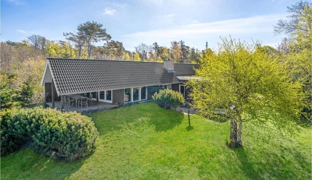 Lovely Home In Fårevejle With Wifi