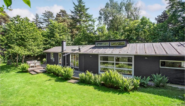 Lovely Home In Fårevejle With Kitchen