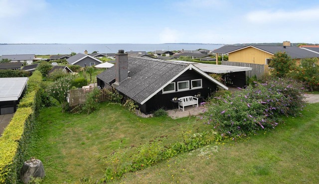 Lovely home in Faaborg with WiFi