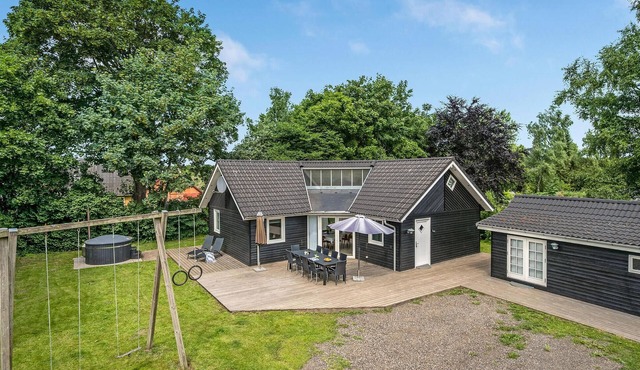 Lovely home in Fårvang with sauna