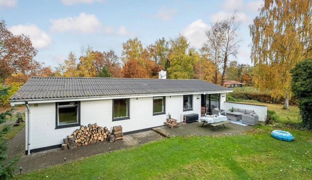 Lovely home in Fårvang with WiFi
