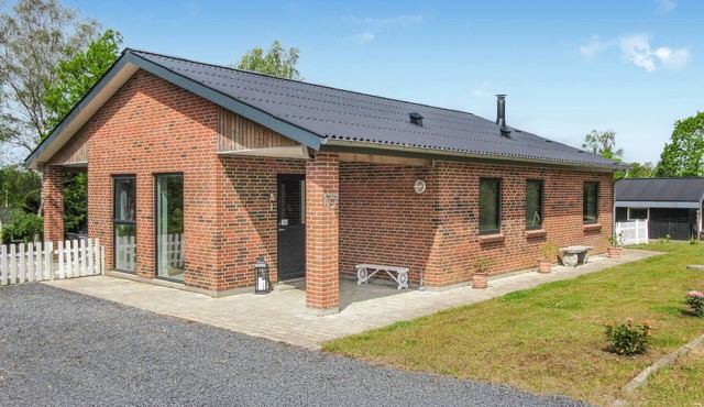 Lovely home in Fårvang with outdoor swimming pool