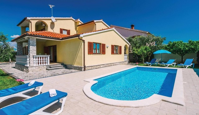 Lovely home in Fazana