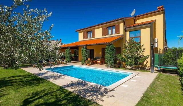 Lovely home in Fazana