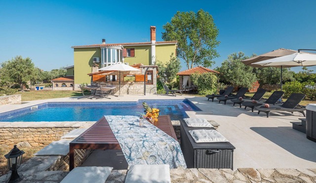 Lovely home in Galizana