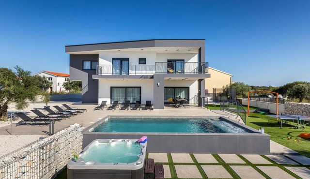 Lovely home in Galizana
